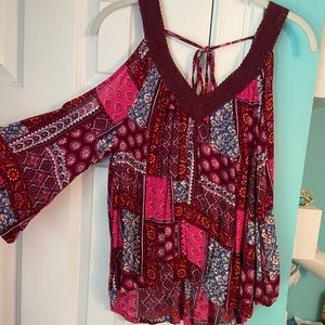 CUTE Open Shoulder Top